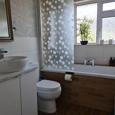 Charming Spacious 2 Bed Apartment In Quiet Area Exhall Exterior photo