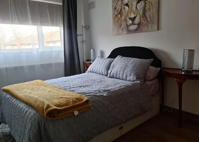Charming Spacious 2 Bed Apartment In Quiet Area