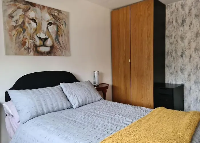 Charming Spacious 2 Bed Apartment In Quiet Area