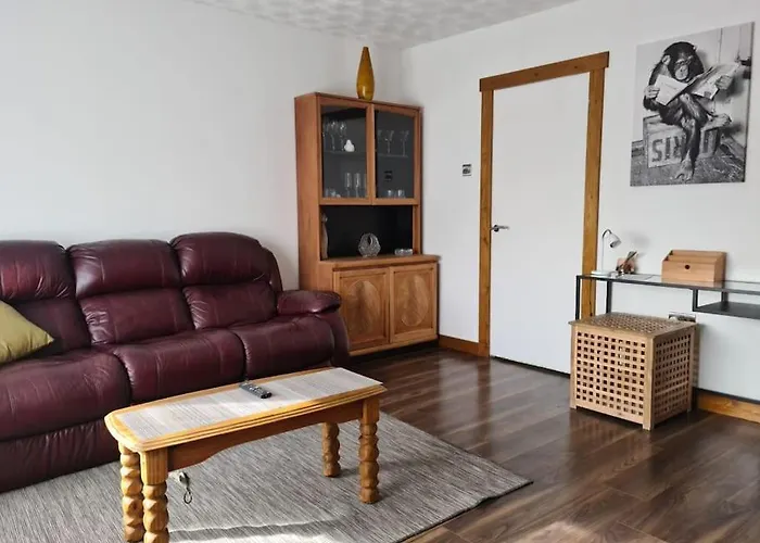 Charming Spacious 2 Bed Apartment In Quiet Area
