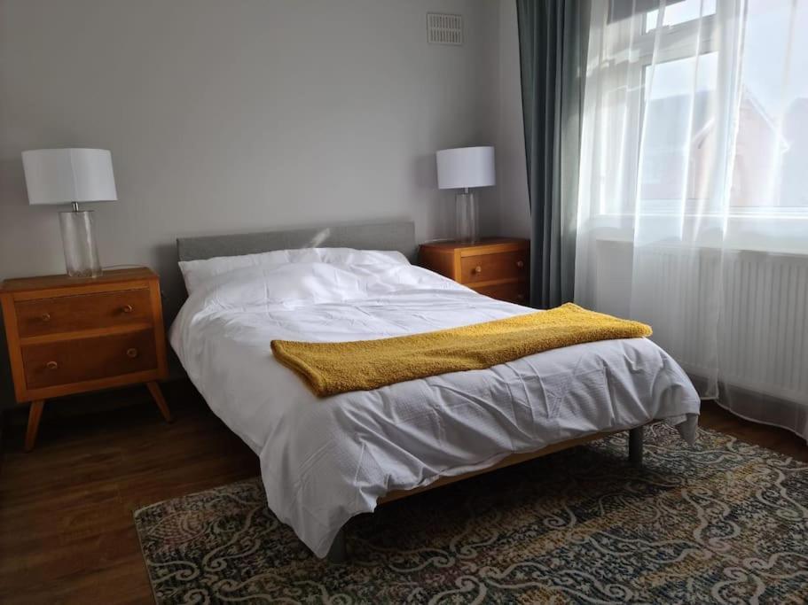 Apartment Charming Spacious 2 Bed In Quiet Area *