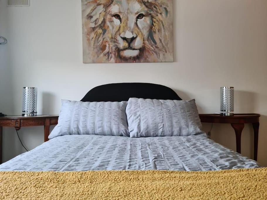 Charming Spacious 2 Bed In Quiet Area Apartment *