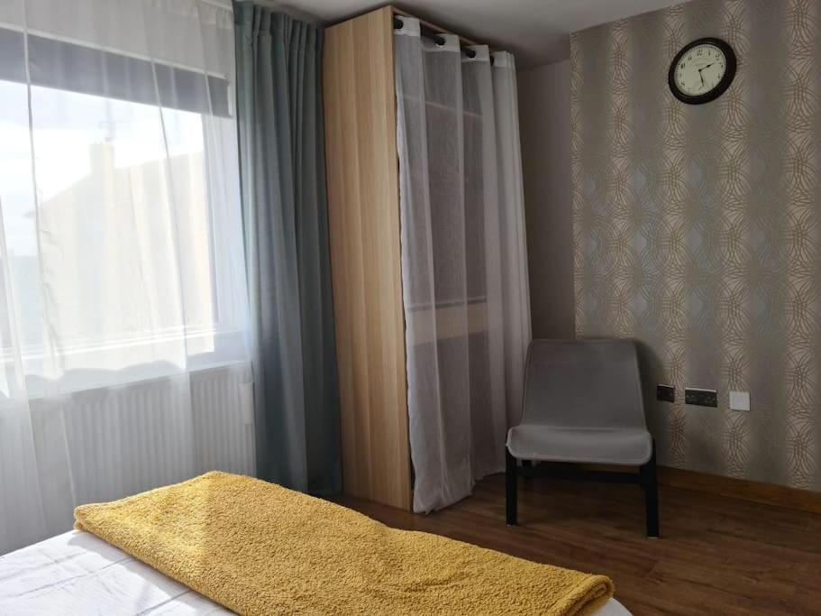 Charming Spacious 2 Bed In Quiet Area *